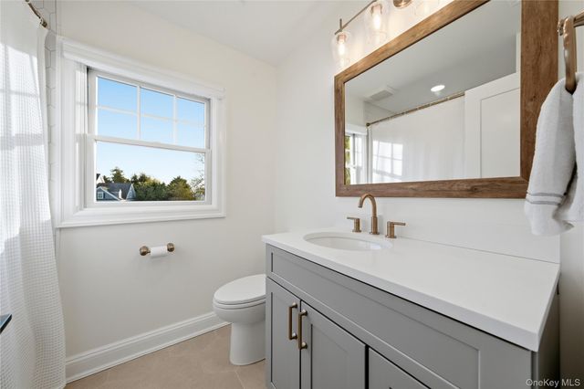 3 True Harbour Way, West Islip, NY 11795