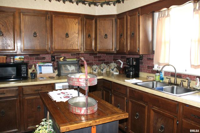 2639 S Broadway S Avenue, Salem, IL 62881