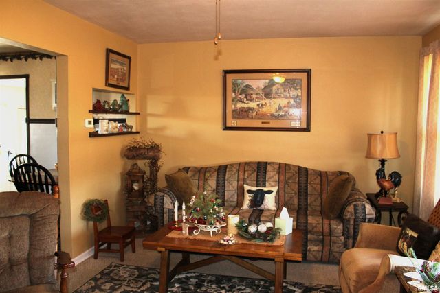 2639 S Broadway S Avenue, Salem, IL 62881