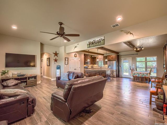 6197 Pfeil Rd, Schertz, TX 78154