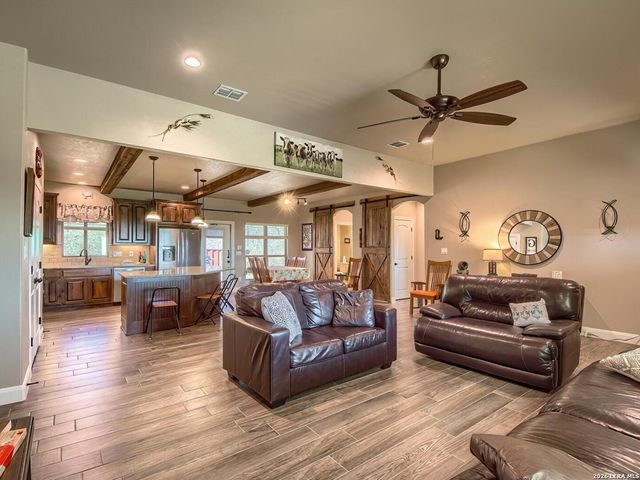 6197 Pfeil Rd, Schertz, TX 78154