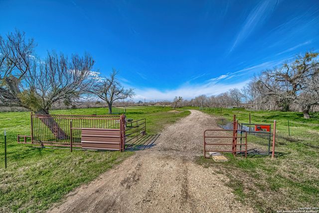 6197 Pfeil Rd, Schertz, TX 78154