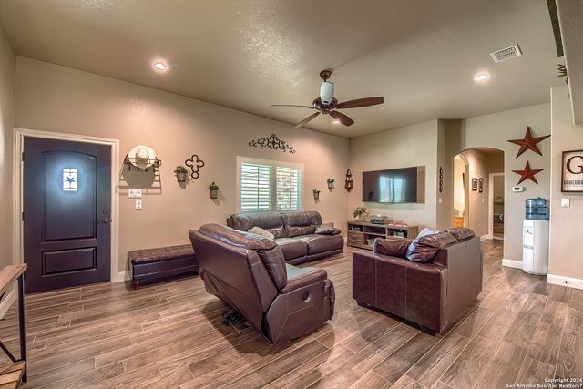 6197 Pfeil Rd, Schertz, TX 78154