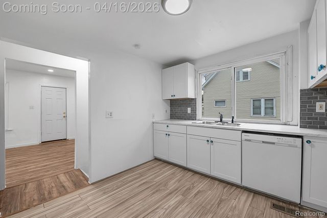 25439 New York Street, Dearborn Heights, MI 48125