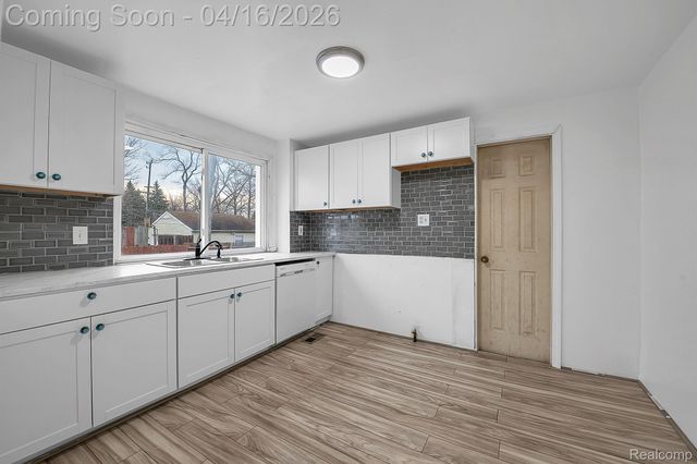 25439 New York Street, Dearborn Heights, MI 48125