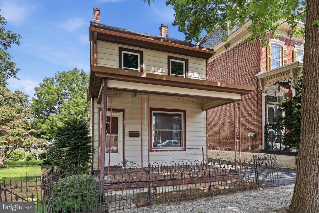 121 WALNUT ST, POTTSTOWN, PA 19464 — exterior