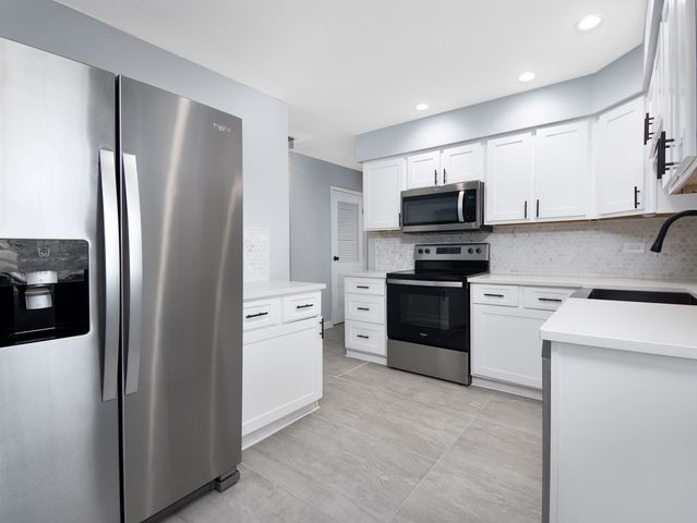 825 Concord Lane, Hoffman Estates, IL 60192