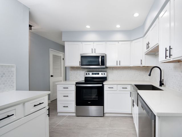 825 Concord Lane, Hoffman Estates, IL 60192