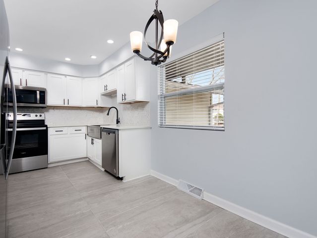 825 Concord Lane, Hoffman Estates, IL 60192