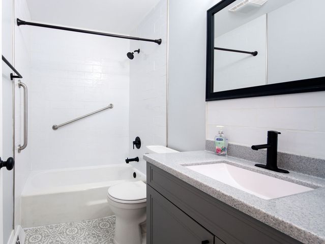 825 Concord Lane, Hoffman Estates, IL 60192