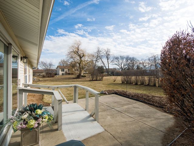 825 Concord Lane, Hoffman Estates, IL 60192