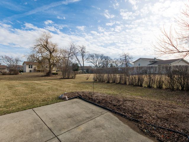 825 Concord Lane, Hoffman Estates, IL 60192