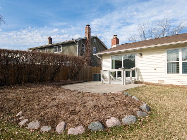 825 Concord Lane, Hoffman Estates, IL 60192