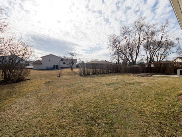 825 Concord Lane, Hoffman Estates, IL 60192