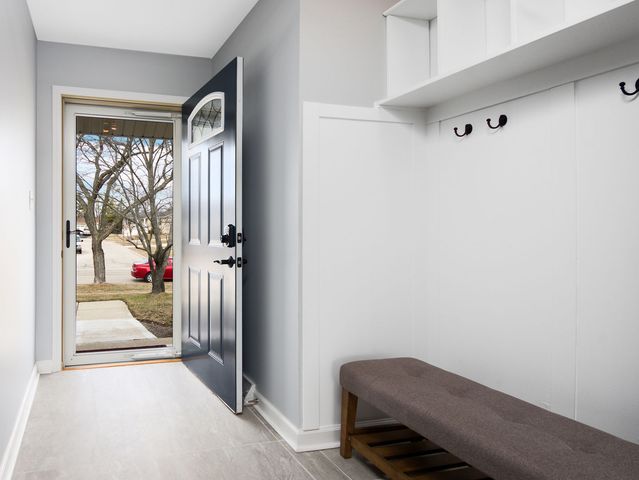 825 Concord Lane, Hoffman Estates, IL 60192