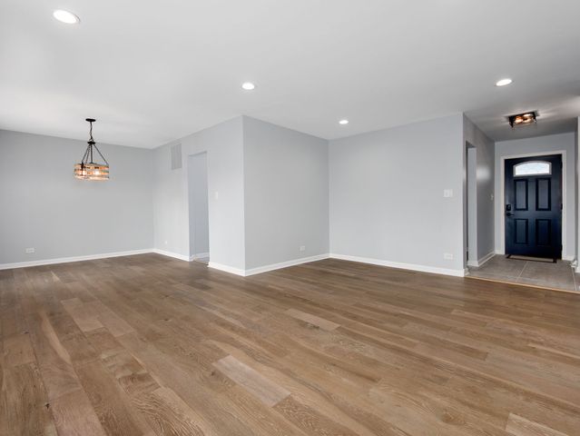 825 Concord Lane, Hoffman Estates, IL 60192