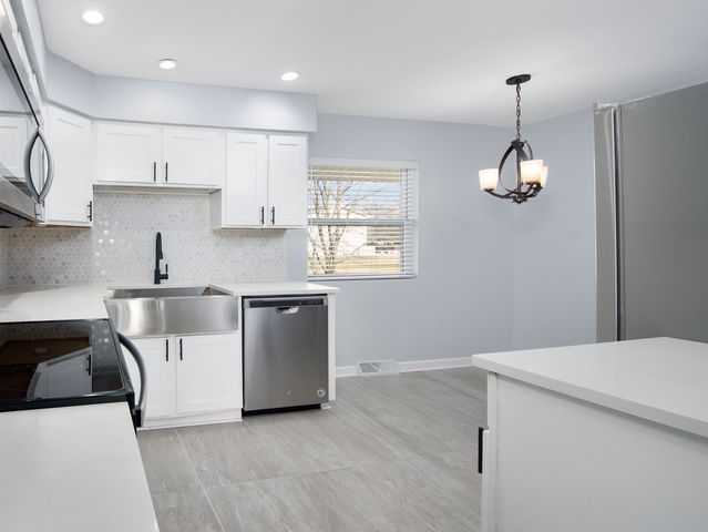 825 Concord Lane, Hoffman Estates, IL 60192