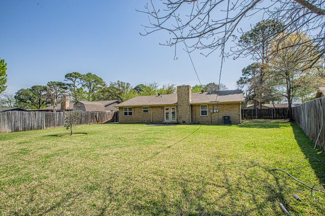 311 Hedgerow Lane, Lewisville, TX 75057