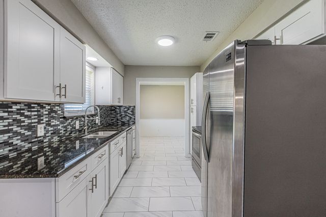 311 Hedgerow Lane, Lewisville, TX 75057