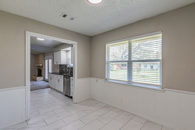 311 Hedgerow Lane, Lewisville, TX 75057