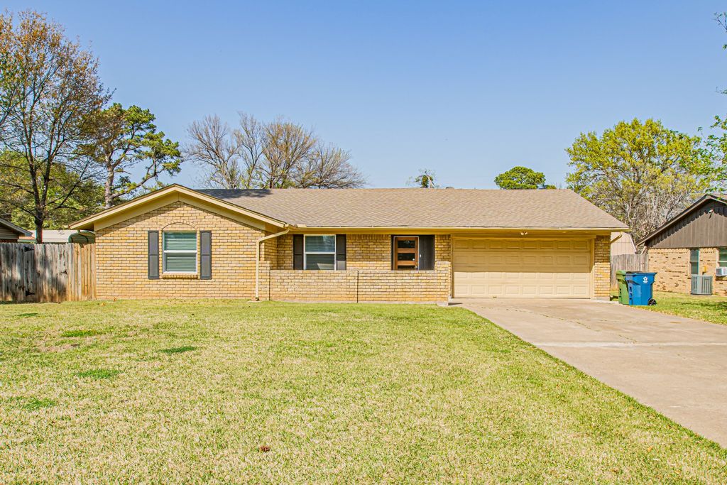 311 Hedgerow Lane, Lewisville, TX 75057