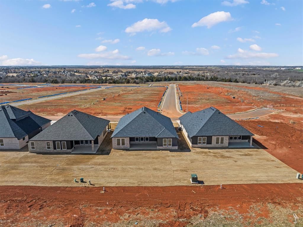 Image 3 of property listing at 15612 Siloa Avenue, Edmond, OK 73013