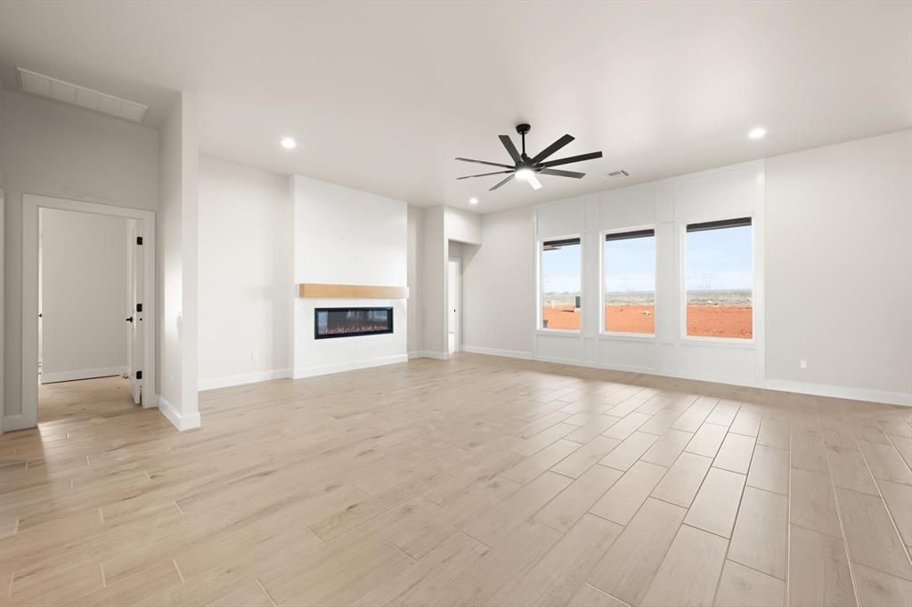 Image 4 of property listing at 15612 Siloa Avenue, Edmond, OK 73013