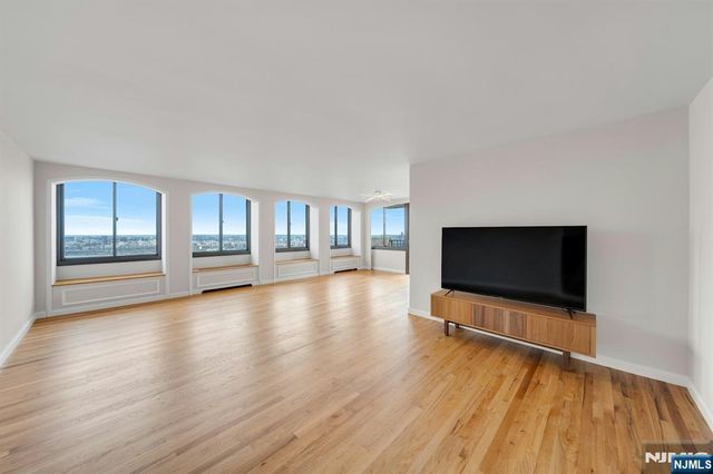 300 Winston 2110, Cliffside Park, NJ 07010