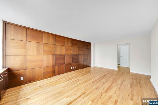 300 Winston 2110, Cliffside Park, NJ 07010