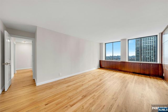 300 Winston 2110, Cliffside Park, NJ 07010