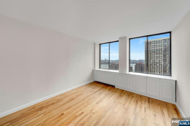 300 Winston 2110, Cliffside Park, NJ 07010