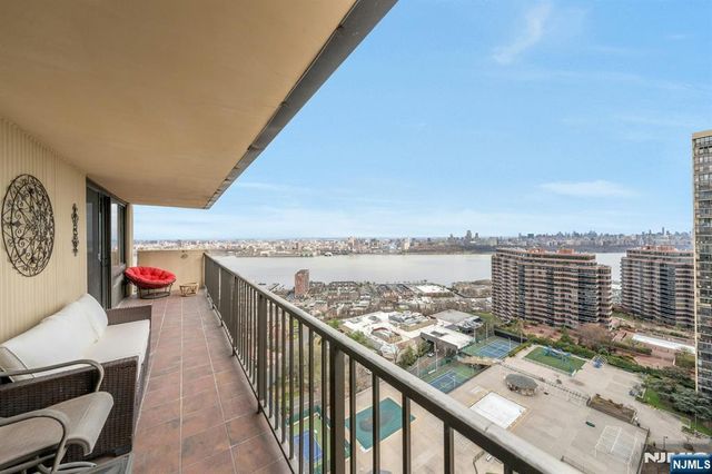 300 Winston 2110, Cliffside Park, NJ 07010