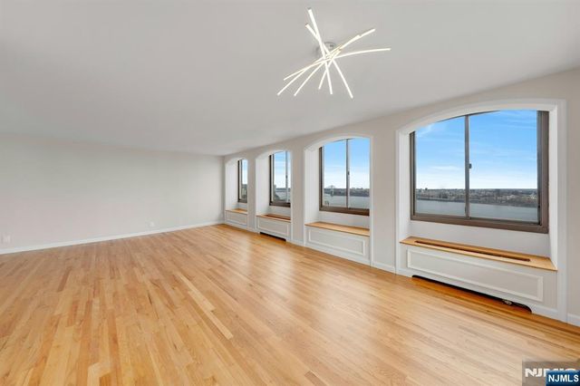 300 Winston 2110, Cliffside Park, NJ 07010