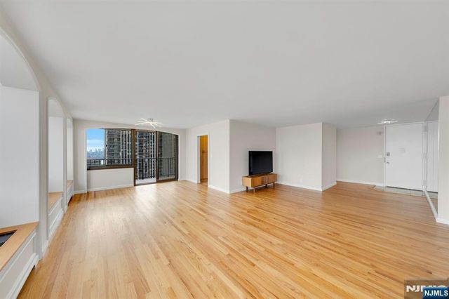 300 Winston 2110, Cliffside Park, NJ 07010