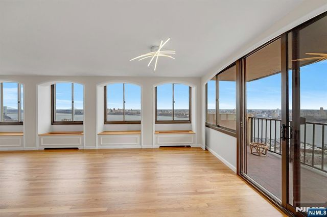 300 Winston 2110, Cliffside Park, NJ 07010