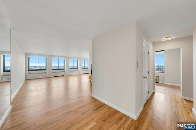 300 Winston 2110, Cliffside Park, NJ 07010