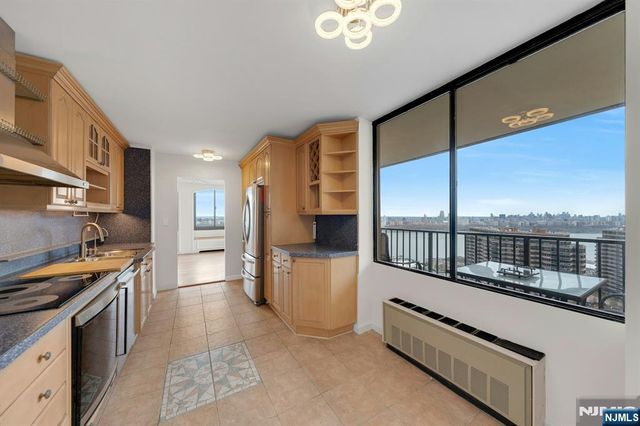 300 Winston 2110, Cliffside Park, NJ 07010