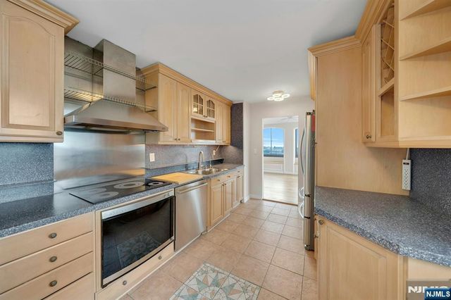 300 Winston 2110, Cliffside Park, NJ 07010