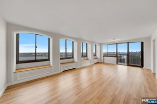 300 Winston 2110, Cliffside Park, NJ 07010