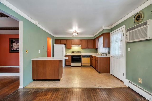 15 E Woodside Avenue, Patchogue, NY 11772