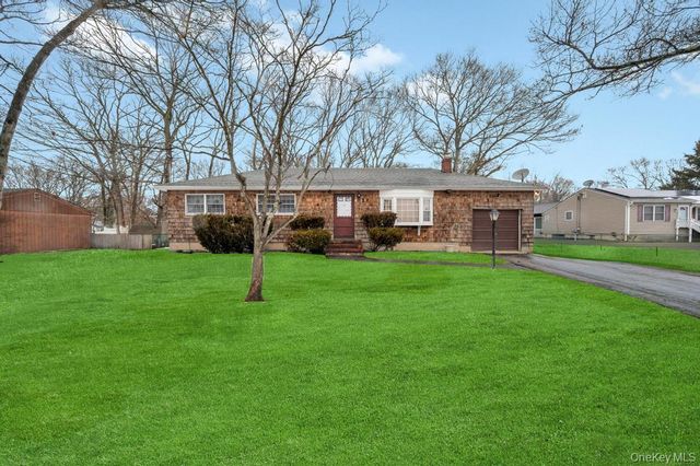 15 E Woodside Avenue, Patchogue, NY 11772