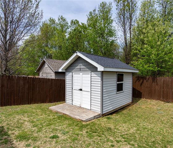 795 Deer Lodge Court, Siloam Springs, AR 72761