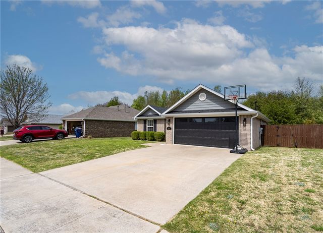 795 Deer Lodge Court, Siloam Springs, AR 72761