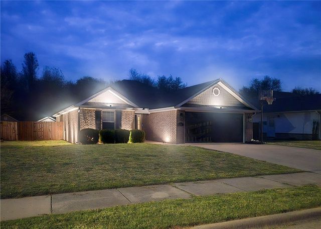 795 Deer Lodge Court, Siloam Springs, AR 72761