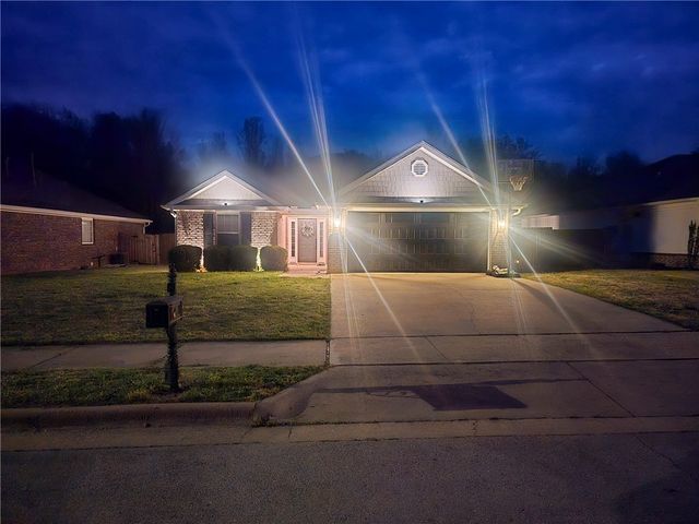 795 Deer Lodge Court, Siloam Springs, AR 72761