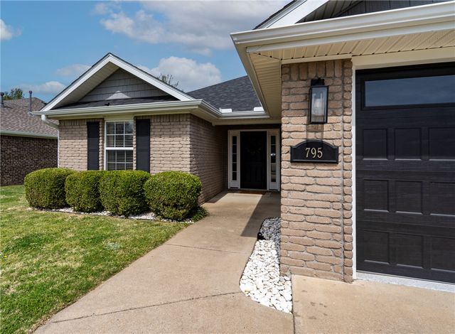 795 Deer Lodge Court, Siloam Springs, AR 72761