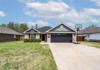 795 Deer Lodge Court, Siloam Springs, AR 72761