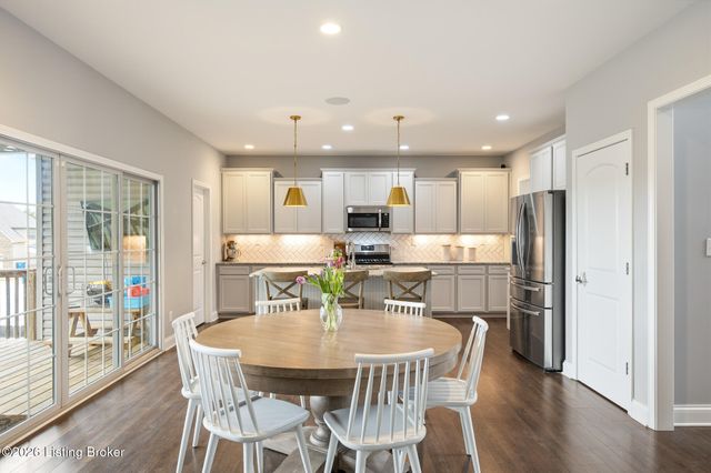 512 Wooded Falls Rd, Louisville, KY 40243