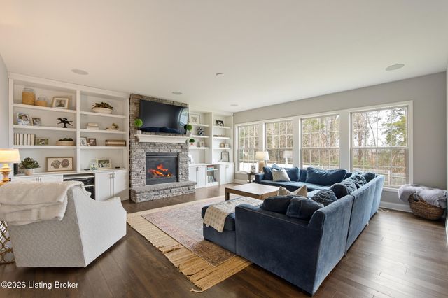 512 Wooded Falls Rd, Louisville, KY 40243