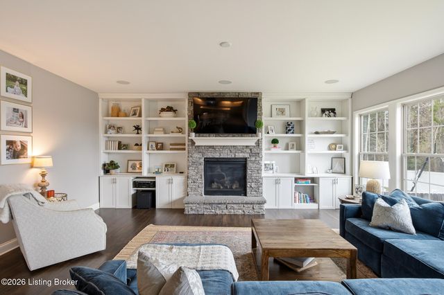 512 Wooded Falls Rd, Louisville, KY 40243